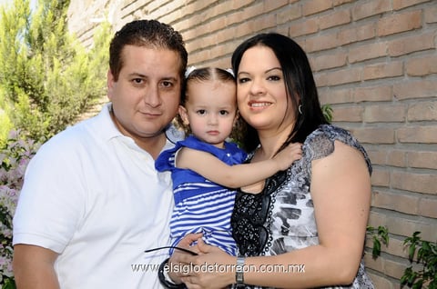 Lety  Santacruz de Fraire junto a sus nietos Carlitos y Gerardo.