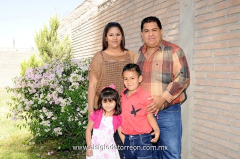 Cristopher Fernández, Karina, Cristopher y Mily.