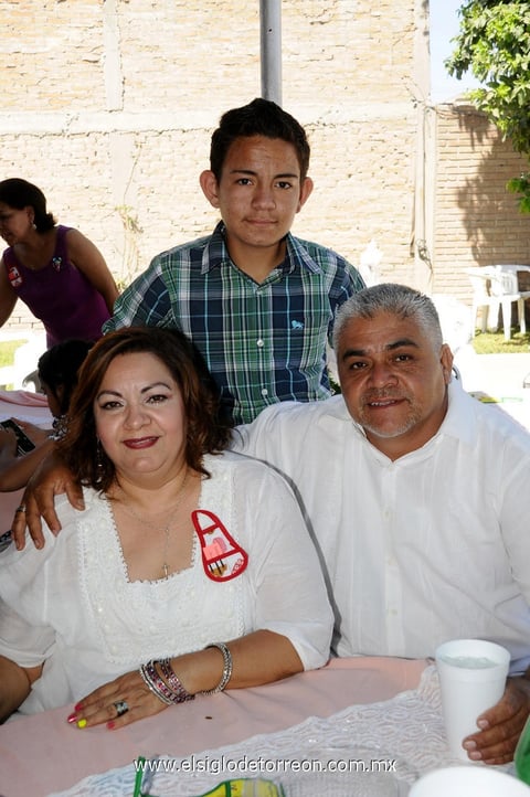 Jerry con sus papás Martha de Polendo y Joselito Polendo.