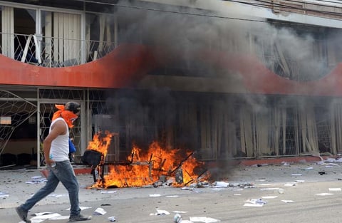 También irrumpieron en las oficinas de la contraloría de la Secretaría de Educación Pública estatal, donde incendiaron mobiliario y documentos.