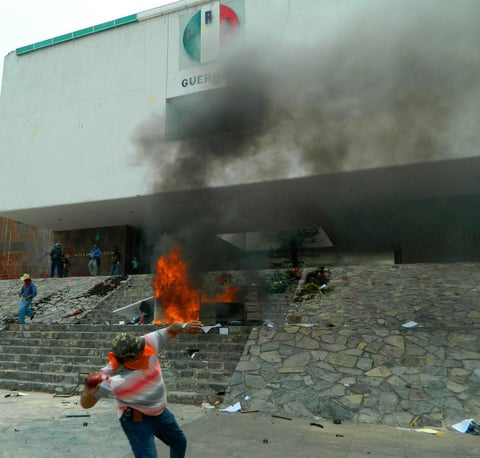 A la sede priista le prendieron fuego provocando severos daños al inmueble.
