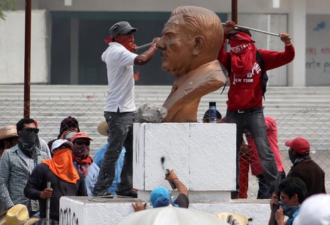 El PAN y el PRD calificaron de "vandalismo" los ataques a las sedes partidistas y exigieron la acción de la fuerza pública.