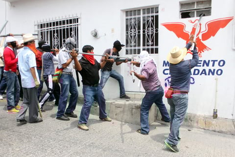 Minervino Morán, integrante de la CETEG, dijo que las protestas son por la negativa del Gobierno estatal a escuchar sus demandas. "No nos dejan otro camino", dijo.