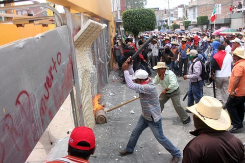 Integrantes del CETEG golpearpn puertas y ventanas del edificio del Sol Azteca.