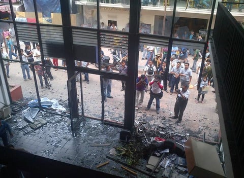 Embozados y armados con palos y tubos, los maestros causaron destrozos en las sedes de los comités estatales del PAN, PRD y Movimiento Ciudadano en Chilpancingo y después le prendieron fuego al edificio del PRI.
