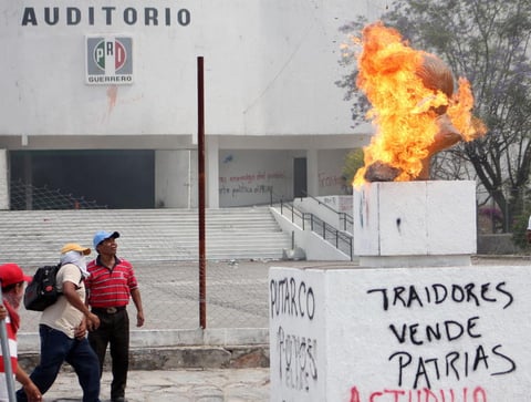 Los integrantes de la Coordinadora Estatal de Trabajadores de la Educación en Guerrero (CETEG) también amenazaron con tomar de nueva cuenta la Autopista México-Acapulco.