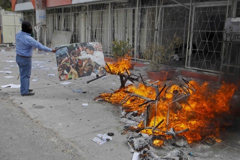 Maestros disidentes de Guerrero desataron protestas violentas en Chilpancingo contra la reforma educativa y causaron destrozos en oficinas del Gobierno estatal y las sedes de cuatro partidos políticos.