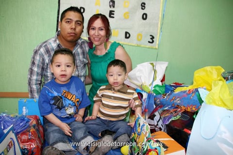 Diego Armando apagó tres velitas en su pastel, durante el festejo ofrecido por sus papás Armando Fernández de Puente y Dinora Cordero Herrera, así como por su hermanito Santiago.