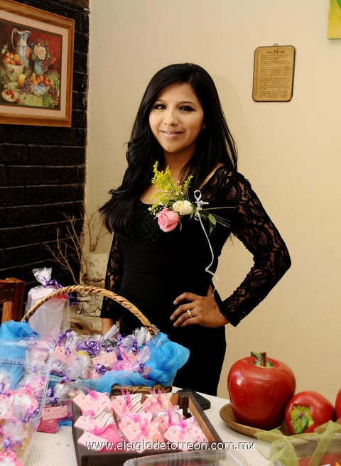 Cristal Violeta  Esquivel Hernández recibió alegre despedida de soltera.
