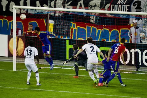 En la primera llegada del Chelsea al minuto 12, se generó un tiro de esquina que fue cobrado por Frank Lampard, en el área Víctor Moses se levantó en el aire para contactar de cabeza y mandarlo al fondo de las redes.