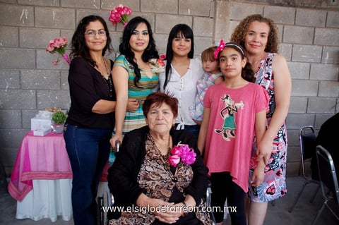 Ruth con algunas asistentes a su bonita fiesta prenupcial, quienes la felicitaron por su cercano matrimonio.