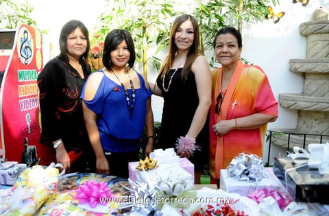 Lina Fryne Chávez Belmonte rodeada de las anfitrionas de su despedida de soltera: Evangelina, Margarita y Jazmín.