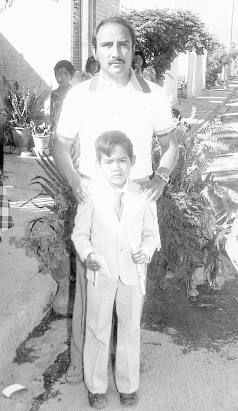 José Alfredo Soto Puentes, participando en una fiesta en la Escuela Centenario en el año de 1982.