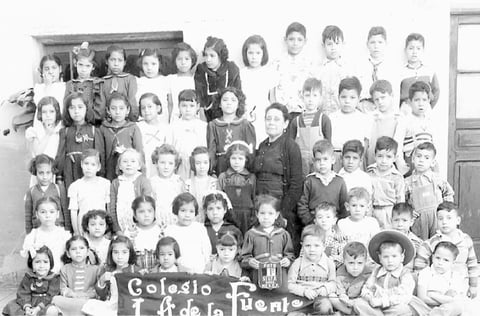 Maestra Lolita de la Fuente con los niños Eduardo Lomas, Elba Flora Camacho, Celia Tea Wong, Bertha Amozurrutia Cabrera, Ernestina Castillo, entre otros, en el colegio Juan Antonio de la Fuente en el año de 1951.