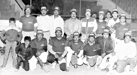 Equipo de softbol Llanorsa en el año de 1987, patrocinado por el Sr. Braulio Salazar. Los hermanos Delgado, Gerardo Gutiérrez, Pepe Ortiz, Javier Castellanos, Gerardo Estrada, Braulio Salazar, don Manuel, Ricardo López, Manuel Jr., Hugo Pérez y Gerardo Castellanos, en la Liga Nocturna Canacintra.