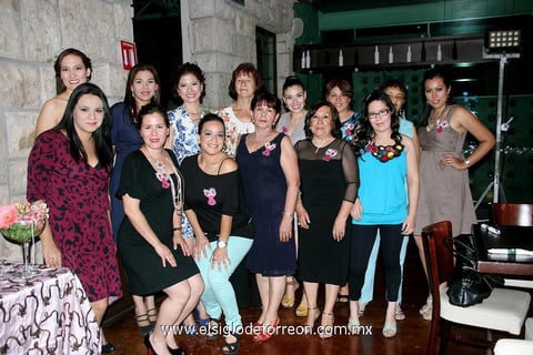 28042013 LA FESTEJADA  acompañada de su mamá Sra. Leticia Mapi Sosa y su hermana Jazmín León Mapi, organizadoras del evento. La acompañan sus amigas cercanas.