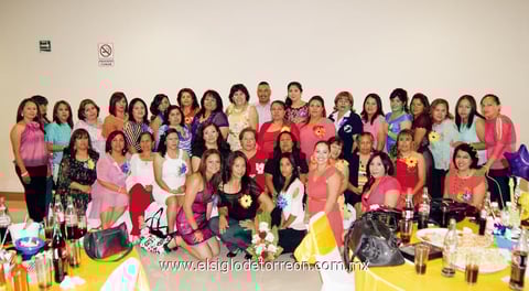 28042013 FESTEJO.  Educadoras de Ciudad Lerdo, Dgo. acompañan a Sanjuana Leal Reyna, Juana María Sarabia Ruiz, María Elena Favela Gallegos, María del Refugio Mendiola y Nestora Quiroz Martínez, quienes celebraron 30 años de servicio magisterial.