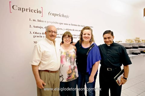 29042013 ALEJANDRO  Gidi, María Luisa Chávez de Gidi, Marilú Gidi Chávez y Pbro. Gonzalo Limón L.C.