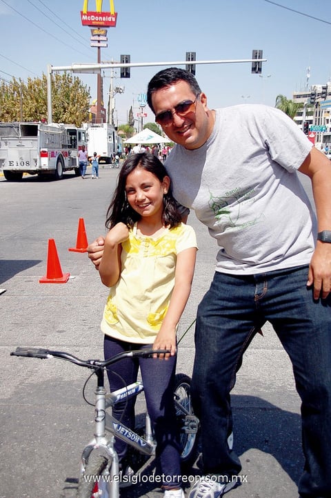 28042013 DE PASEO.  Michelle y Rafael.