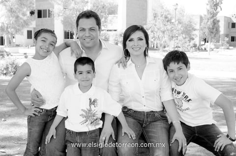 28042013 C.P. ANTONIO  Martínez e I.S.C. Perla Antúnez de Martínez acompañados de sus hijos: Diana Paola, Antonio y José Manuel Martínez Antúnez.- Annel Sotomayor Fotografía