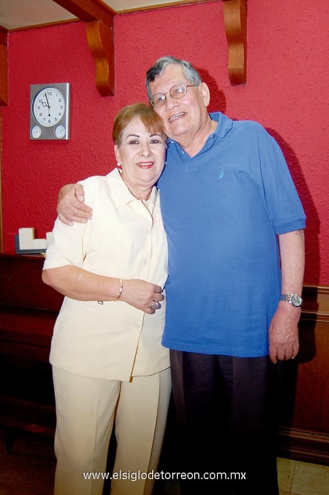 28042013 CUMPLEAñERO.  Guadalupe de Saracho festejó a su esposo Rigoberto Saracho.