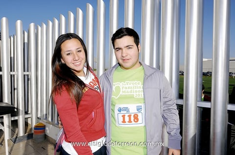 28042013 EN CARRERA ATLéTICA.  Lizeth y Anuar.