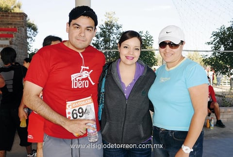 28042013 EN CARRERA ATLéTICA.  Gerardo Carrillo, Tania Delgado y Marysol Berlanga.