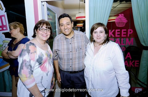 28042013 INAUGURACIóN . Marilú, Eduardo y Claudia.