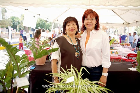 29042013 EN FESTIVAL DE LA PLANTA.  Chepis y Laura.