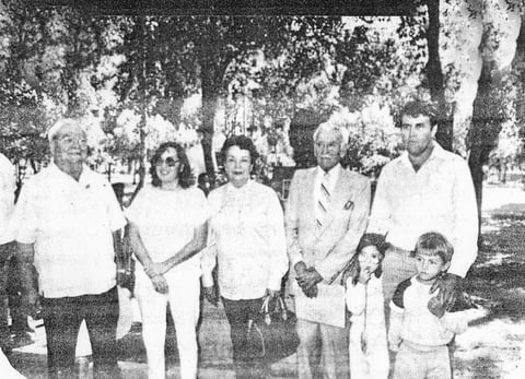 El licenciado Federico Elizondo Saucedo acompañado de su familia y amigos, el día de la develación de su busto en bronce en la Alameda Zaragoza, Calzada de los Escritores, 30 de octubre de 1987, por el Lic. Manlio Fabio Gómez Uranga, presidente municipal de Torreón.