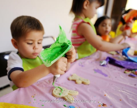 30042013 MARLÉN , Andrea Isabel y Michelle disfrutaron al máximo decorar las galletas en forma de paletas.