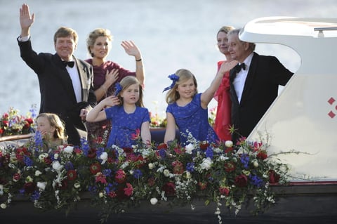 La intensa jornada de la coronación de los nuevos reyes de Holanda, Guillermo-Alejandro y Máxima, terminó con un paseo fluvial por el río Ij y escuchando la llamada "canción del rey", con la que se ha querido que todos los neerlandeses canten en ese día histórico.