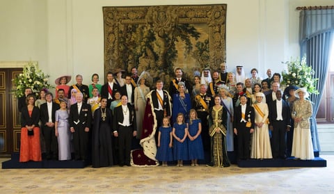 El rey Guillermo Alejandro, la reina Máxima y sus tres hijas Catharina-Amalia, Alexia y Ariane, posaron con los miembros reales y jefes de estado invitados a la investidura.