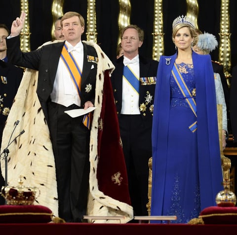 "Juro que defenderé y guardaré siempre con todas mis fuerzas la independencia y la integridad del territorio del Reino", afirmó el nuevo rey ante la Constitución, los miembros de los Estados Generales (las dos cámaras del Parlamento) y el ministro de Holanda, Mark Rutte.
