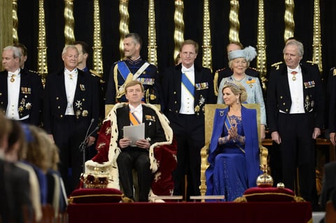 En una pomposa ceremonia, realizada en la Nueva Iglesia, ubicada frente a la Plaza Dam y a sólo unos metros del Palacio Real la reina Beatriz firmó su adbicación esta mañana, Gillermo Alejandro tomó juramento y prometió defender al reino, según un reporte del sitio Dutch News.