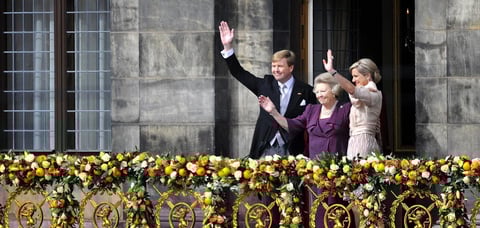 Beatriz pareció al borde de las lágrimas cuando se asomó a un balcón, decorado con tulipanes, rosas y naranjas, frente a unos 25.000 súbditos. "Estoy feliz y agradecida de presentarles a su nuevo rey, Guillermo Alejandro", dijo a la entusiasta multitud, que le cantó "Bea Bedankt" ("Gracias Bea").