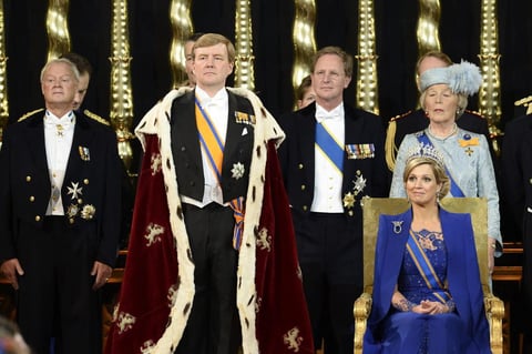 Guillermo-Alejandro de Orange juró su cargo y fue investido rey de los Países Bajos en una ceremonia celebrada en la Nieuwe Kerk de Amsterdam, durante una sesión conjunta de los Estados Generales (parlamento) neerlandeses.