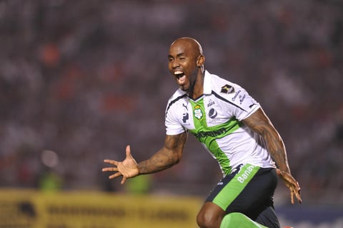 Tras iniciar la segunda mitad, Felipe Baloy anotó el segundo gol para Santos.