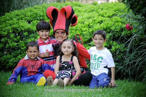 Anabel  en compañía de los pequeños Ángel, Luis Raúl, Argelia y Carla.