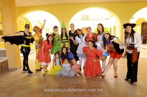 Maestras  y alumnas disfrutaron del alegre festejo.