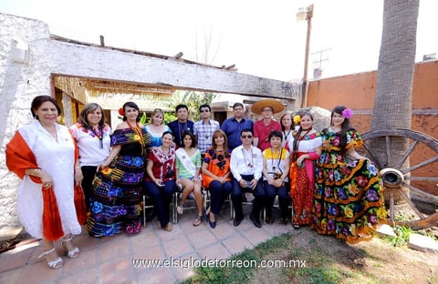 El grupo de extranjeros con los anfitriones.