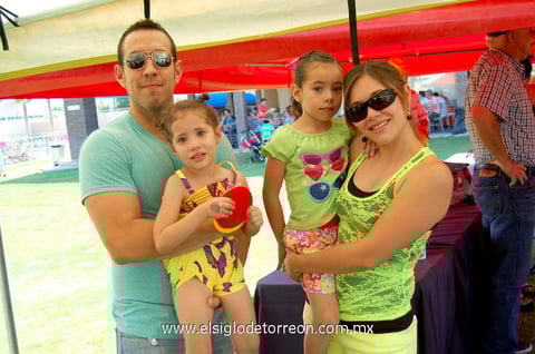 Enrique,  Catalina, Camila y Cynthia.