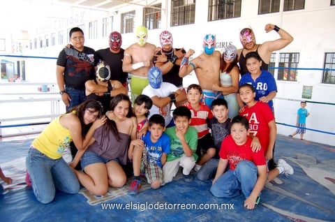 Alumnos  de la institución, en compañía de algunos luchadores.