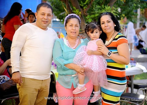 La festejada con sus tíos Ing. Saúl García, Lourdes García, y Sra. Rosario Arellano de García, en su bonita y divertida fiesta