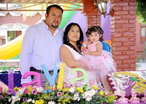 Layla Guadalupe Pérez García lució hermosa en su fiesta de cumpleaños, la acompañan sus papás Arq. Luis Alfonso Pérez Ramos y Arq. Ana Lilia García López.- Érick Sotomayor Fotografía