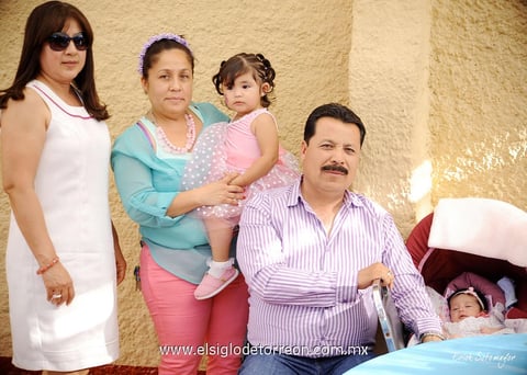 Sra. Silvia  Hernández de García, Lourdes García, Layla Pérez, Ing. Sergio García y la pequeña Ana Sofía.