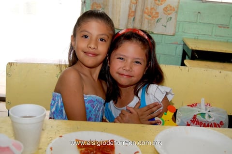 Valeria y Danna Paola.