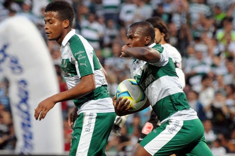 A pesar de que su equipo perdía dos goles a cero, la afición no dejó de apoyar al Santos Laguna y sus sufrimientos se vieron recompensados al minuto 61 cuando Carlos Darwin Quintero aprovechó un rebote para descontar el marcador.