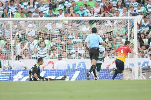 Como "balde de agua fría'' cayó la anotación del chileno Héctor Mancilla al minuto 37 entre los aficionados laguneros, "tanto va el cántaro al agua hasta que se rompe'', pues Monarcas había estado llegando al frente.