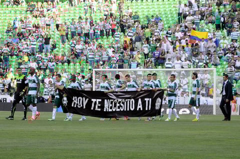 Los Guerreros ingresaron al terreno de juego con una manta con el mensaje 'Hoy te necesito a ti'.